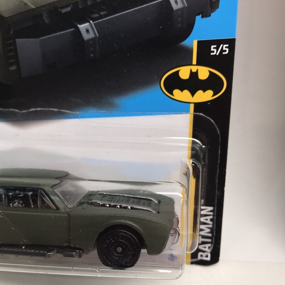 Hot Wheels 2 Car Bundle Batmobile & Aston Martin V12 Speedster New Sealed - Picture 7 of 8